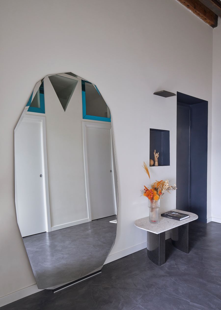 Predsieň loftového bytu s asymetrickým zrkadlom.