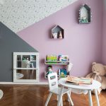 Časť detskej izby so stolíkom so stoličkou a detskými hračkami.