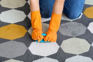 Ako vyčistiť koberec od oleja či mejkapu? Tieto babské rady zaberú len pár minút!