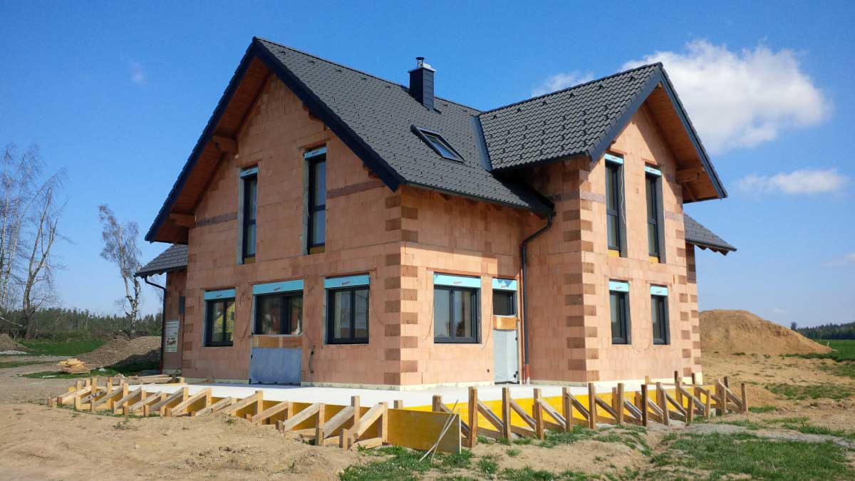 Obálka domu je vďaka moderným tehlám HELUZ masívna, mechanicky odolná a homogénna.