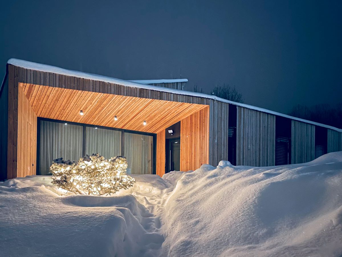 Rodinný dom Mičiná z exteriéru v snehu.