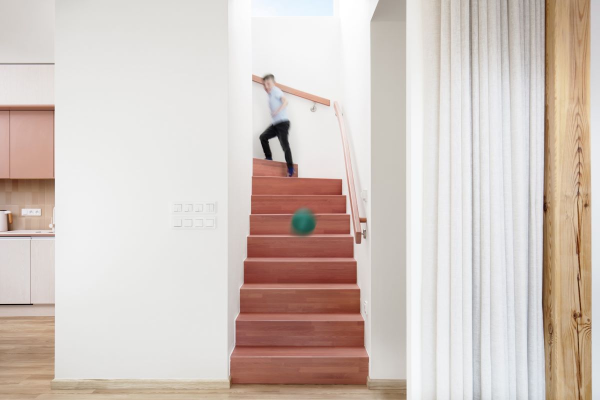 Centrálne schodisko prepája spoločenskú časť v prízemí s poschodím v oddychovej časti.