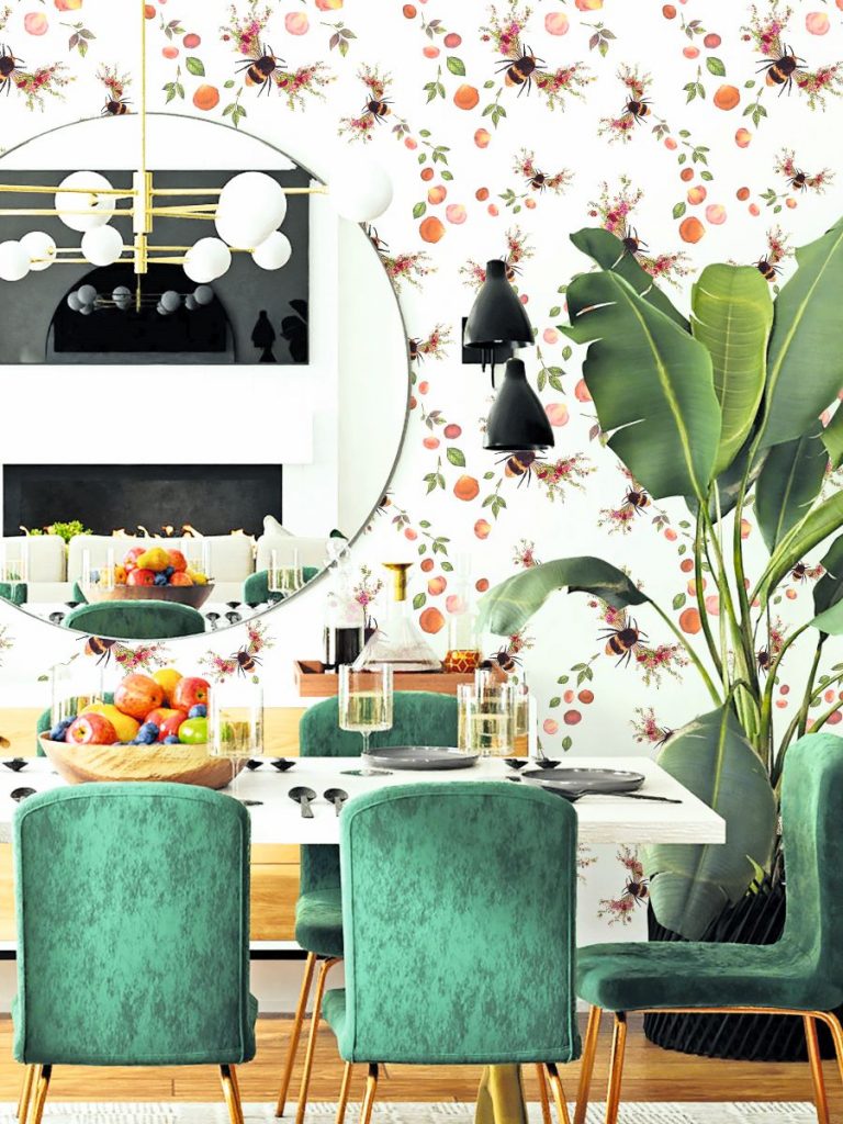 Interiér so stolom, stoličkami, vzorovanou tapetou a rastlinou v kúte.