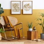 Interiér s izbovými rastlinami, ratanovou stoličkou a doplnkami.