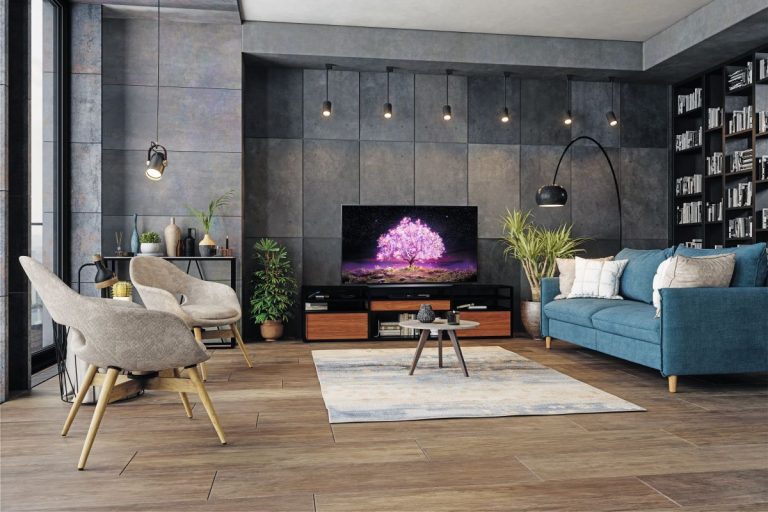 Moderne zariadená obývačka so sedačkou, stoličkami a televízorom.