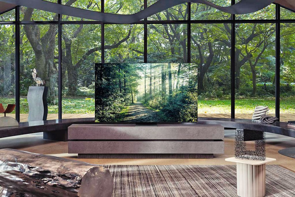 Televízia v interiéri pri panoramatickej presklenej stene.