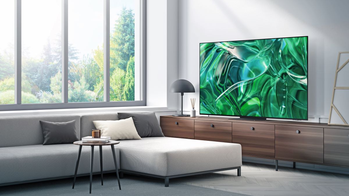 Samsung Televízia v obývačke so sedačkou a skrinkou.
