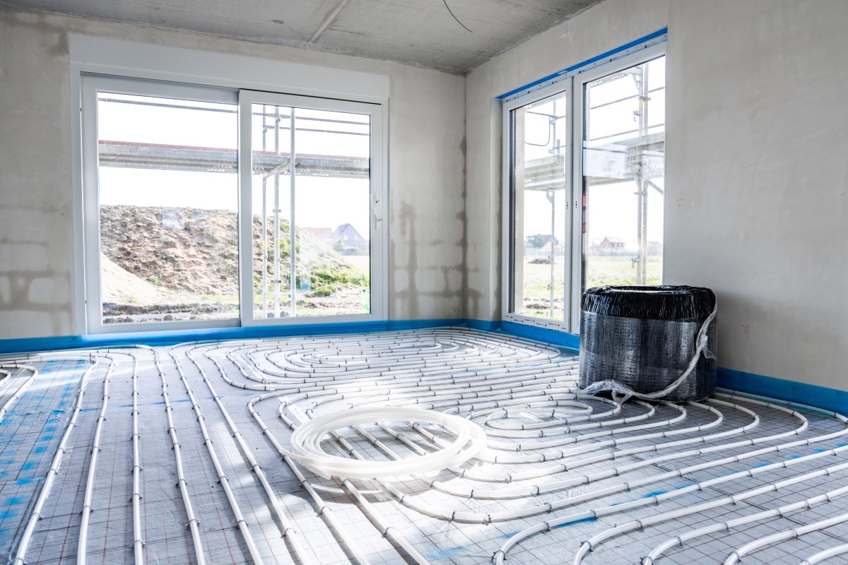 Pohľad na podlahové vykurovanie v novostavbe domu.