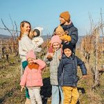 Ria Zelisková vo vinohrade s manželom a piatimi deťmi.