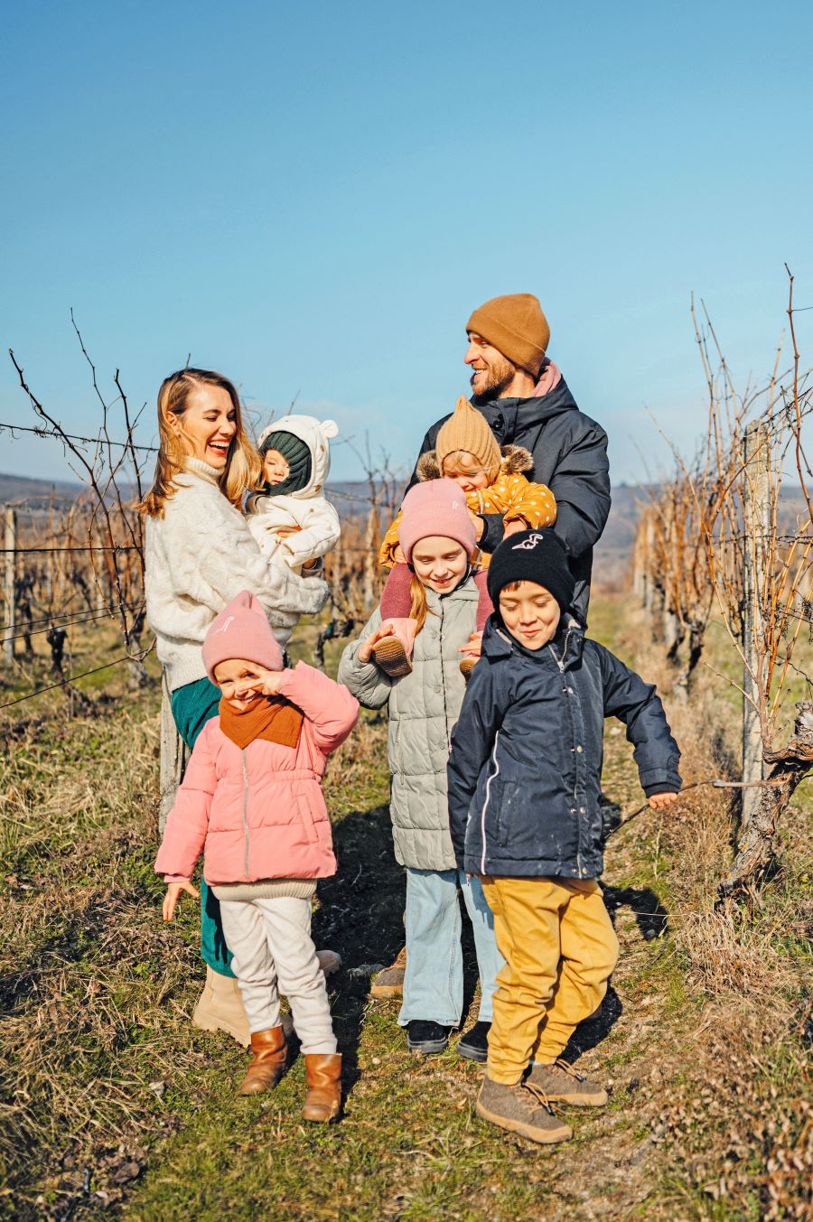 Ria Zelisková vo vinohrade s manželom a piatimi deťmi.