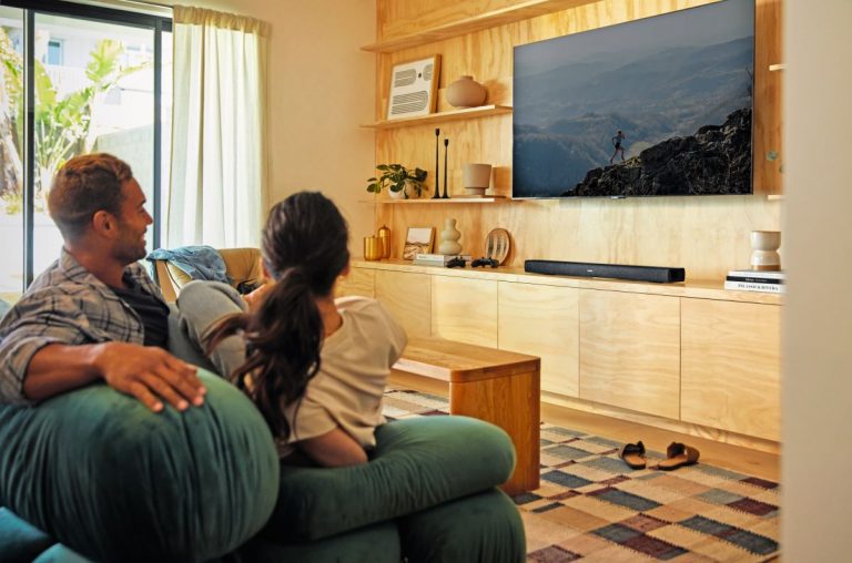 Denon DHT Soundbar Lifestyle v obývačke pod televízorom.
