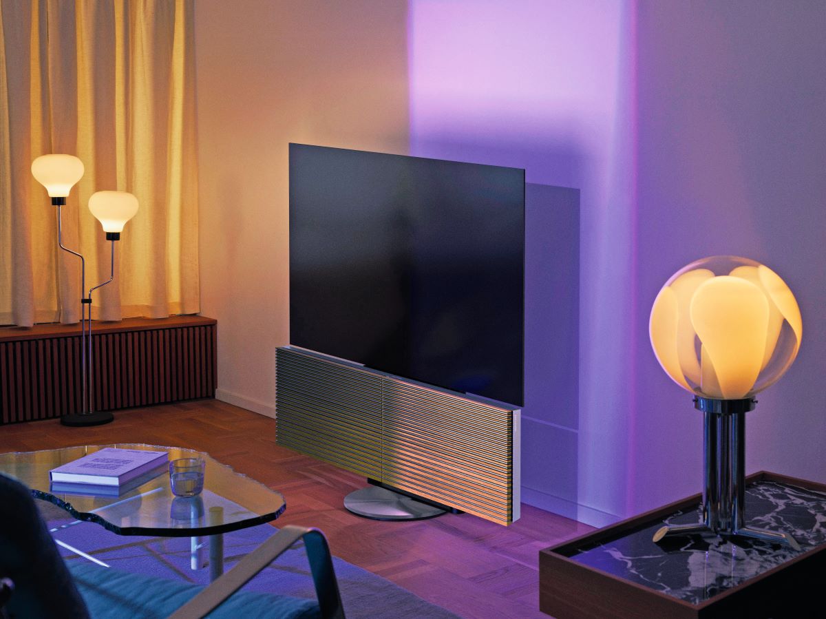Záber na OLED televíziu v obývačke.