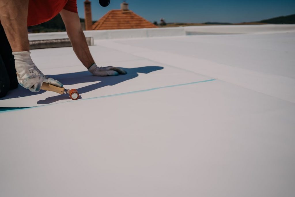 Inštalácia fólie na plochú strechu.