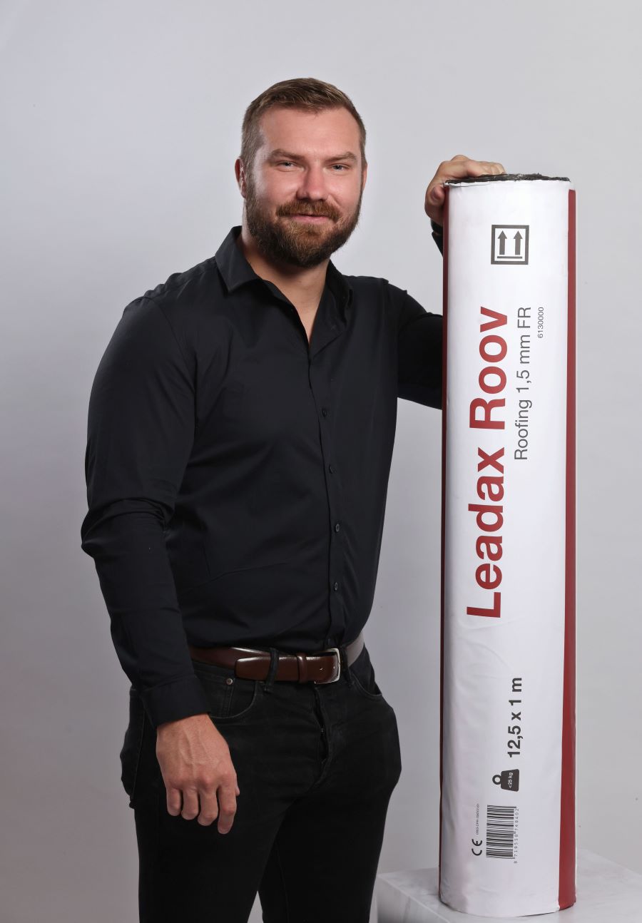 Patrik Ďurík vyzdvihuje, že Leadax Roov je vyrobená zo 100-percentného recyklátu a po ukončení životného cyklu sa môže opäť recyklovať.  