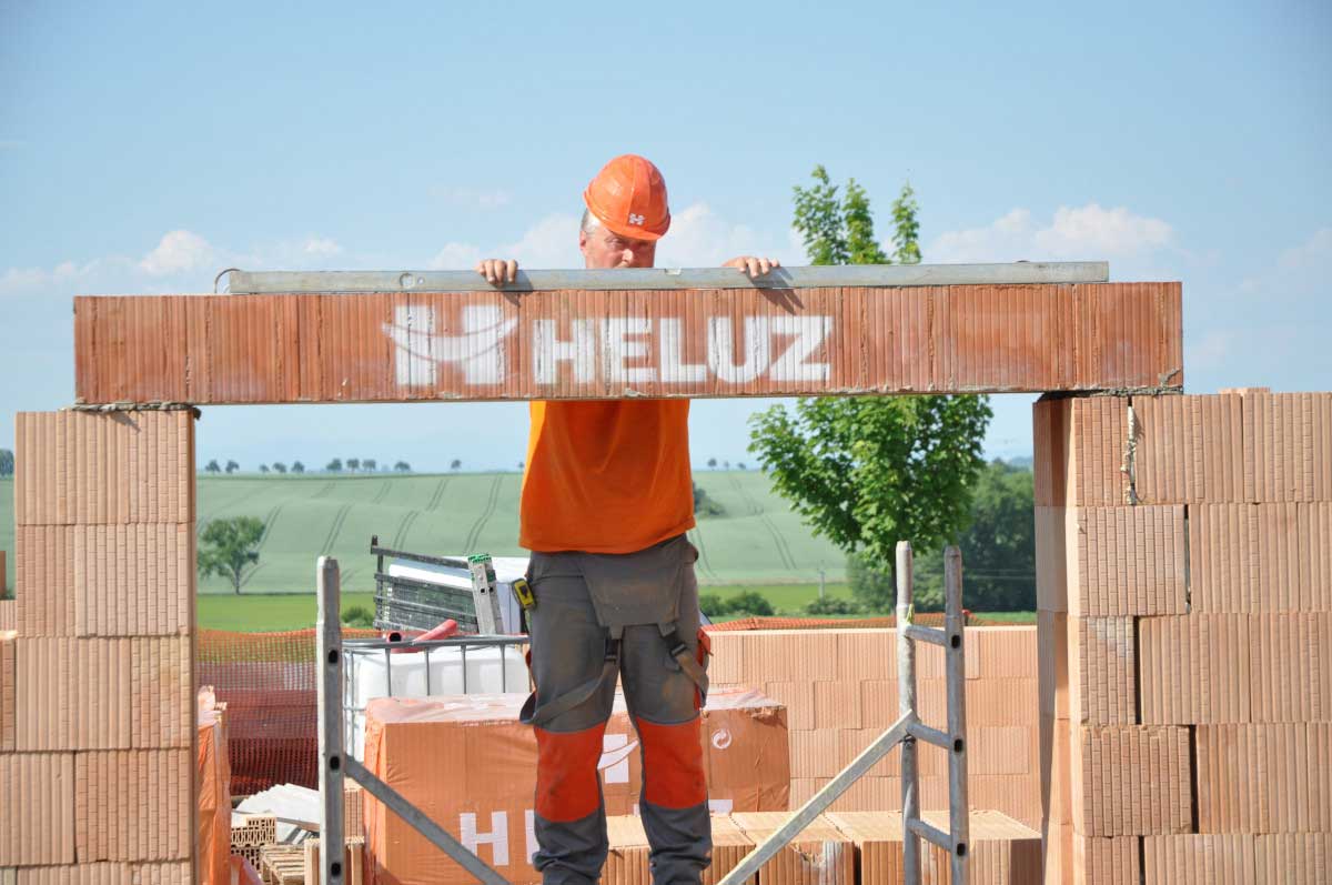 Predokenné žalúzie bezpečne inštalované v systémových prekladoch vás v lete ochránia pred prehrievaním.