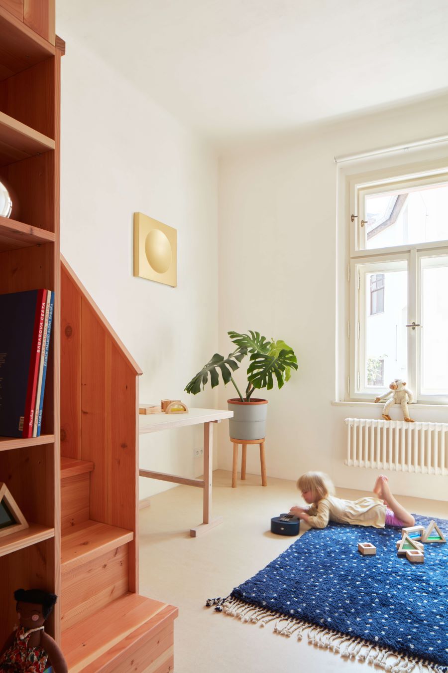 Menší priestor detskej izby vykompenzovali architekti spacím poschodím. 