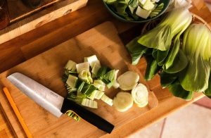 Krájanie zeleniny s nožom Fiskars.