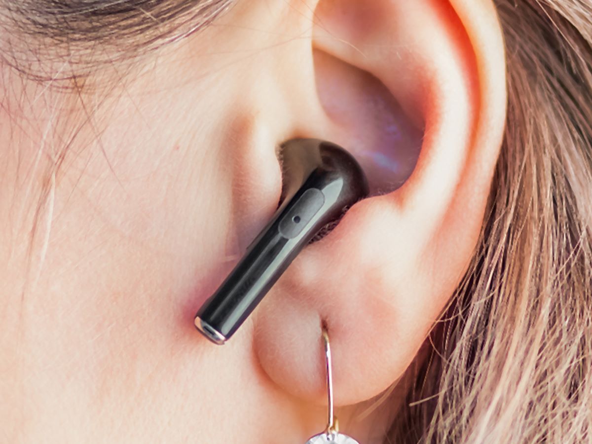 Detail bezdrôtového slúchadlá v uchu.