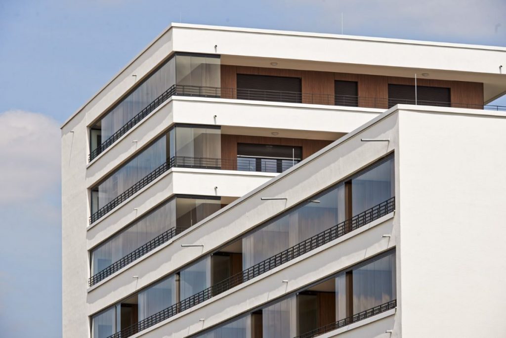 Časť budovy s presklenými balkónmi.