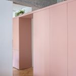 Časť nábytkového modulu v ružovej farbe.