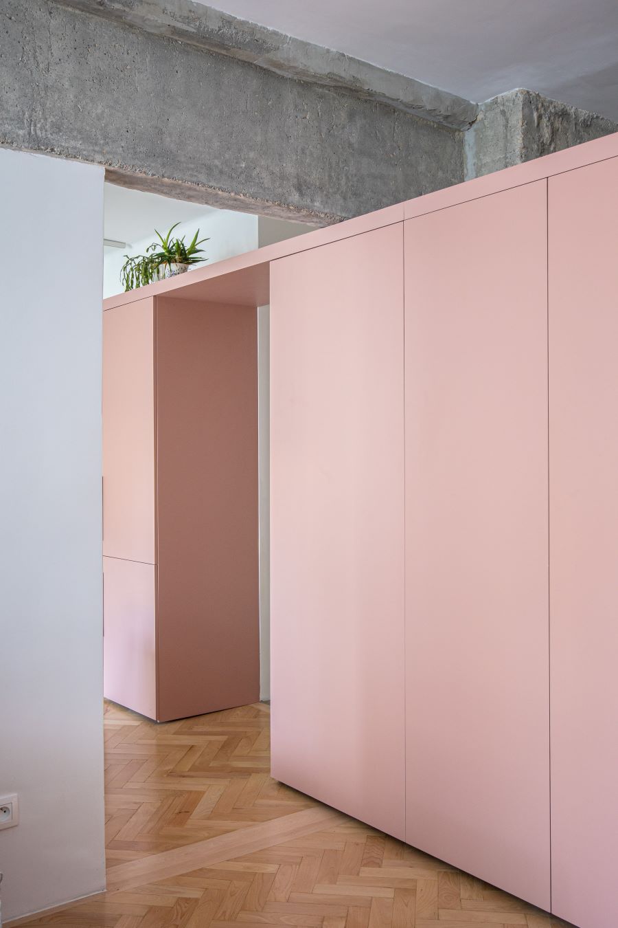Časť nábytkového modulu v ružovej farbe.