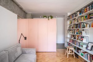 Bratislavský byt je stelesnením praktického bývania pre mladých. Ale čo v ňom robí zvláštna ružová stena?