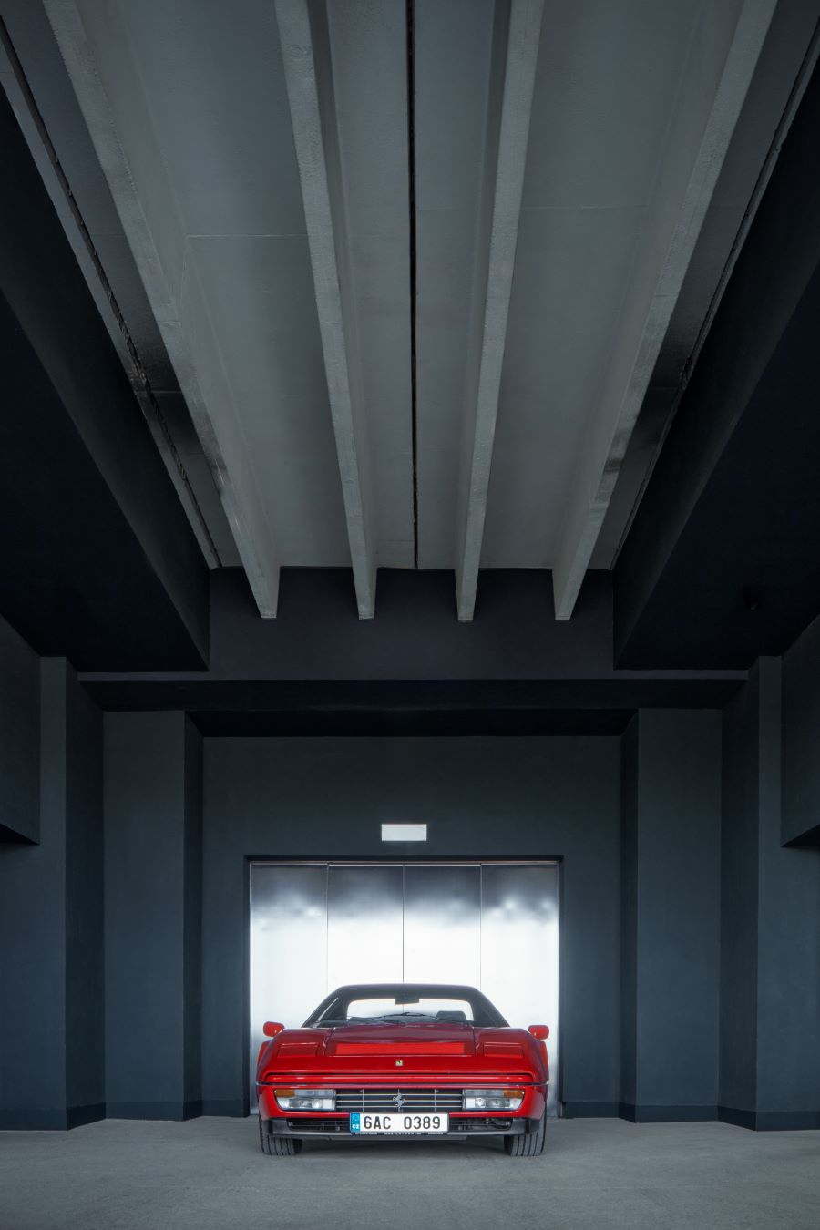 Pohľad Ferrari 328 GTS v garáži.