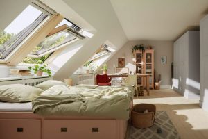 Moderne zariadená podkrovná izba so strešnými oknami.