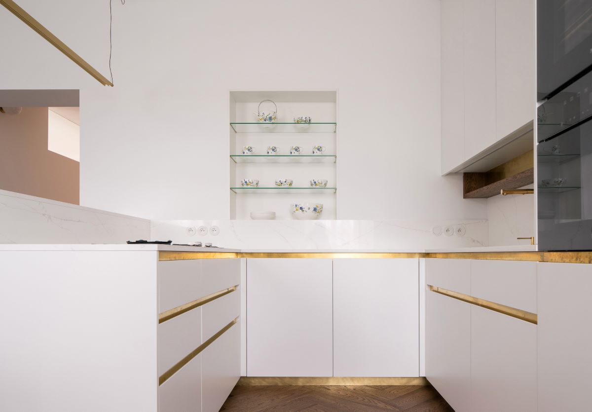 Zariadenie bytu je pomerne minimalistické. Čisté rovné línie linky narúšajú mosadzné pásy, ktoré priestoru dodávajú luxusný nádych.