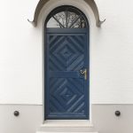 Detail na historické modré vstupné dvere.