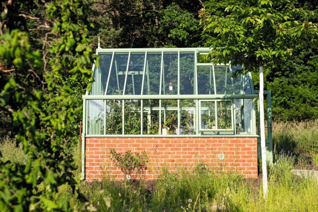 Murovano-sklenený sklením v záhrade.