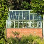Murovano-sklenený sklením v záhrade.