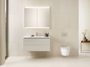 Zbavte sa neporiadku: Ako dosiahnuť minimalistický dizajn vo vašej kúpeľni