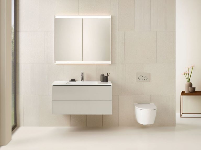 Moderná minimalisticky zariadená kúpeľňa