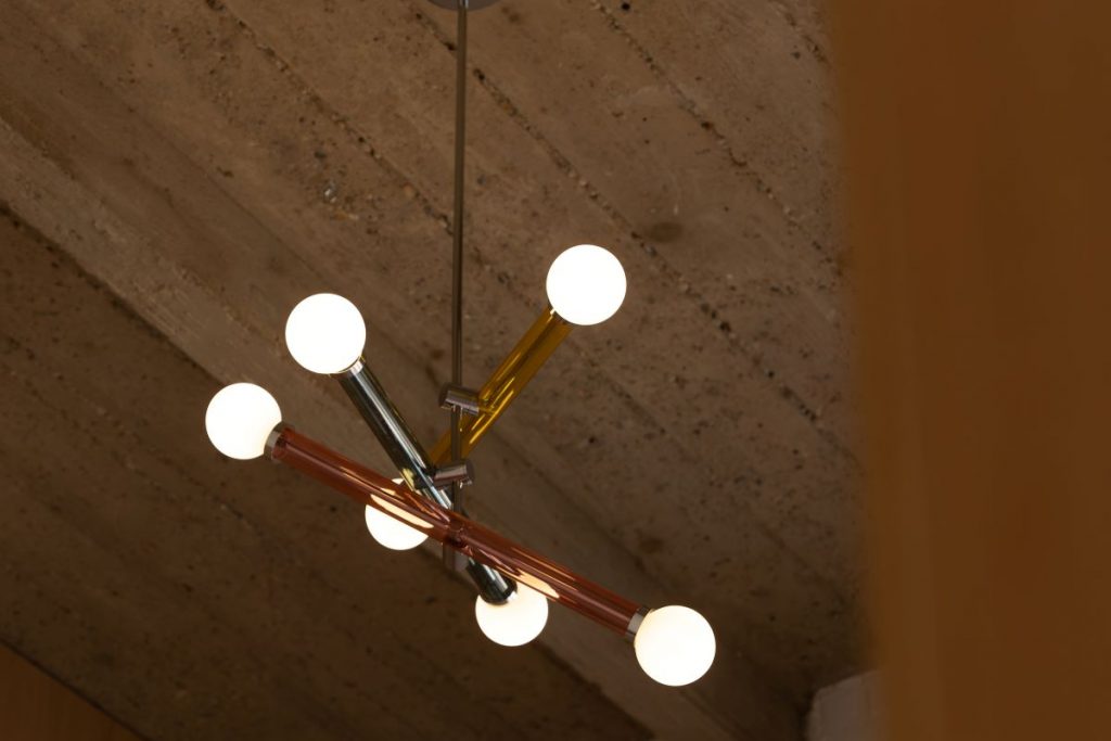 Detail na stropné svietidlo.