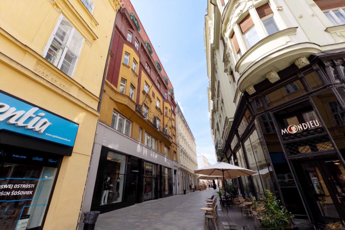 Kým z Gorkého ulice má budova svetlú a jednofarebnú fasádu, z opačnej stany vyzerá úplne inak.