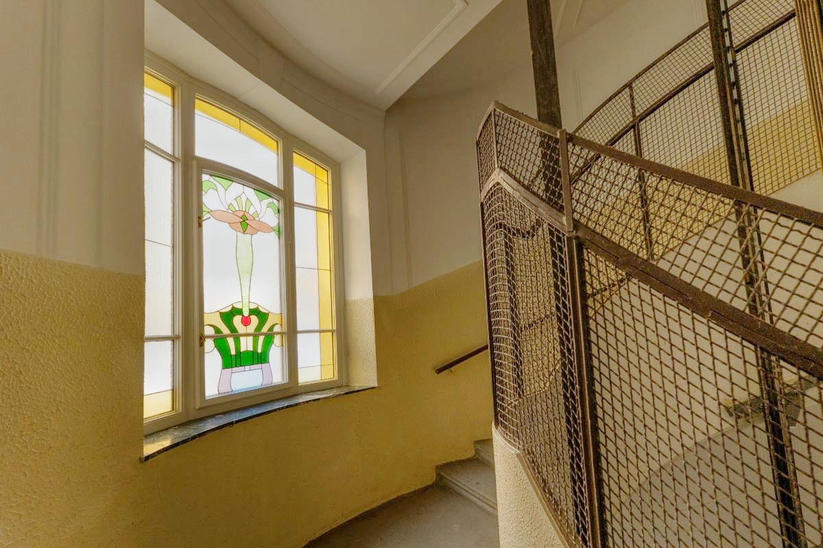 Schodisko v historickej budove zdobí vitrážové okno.