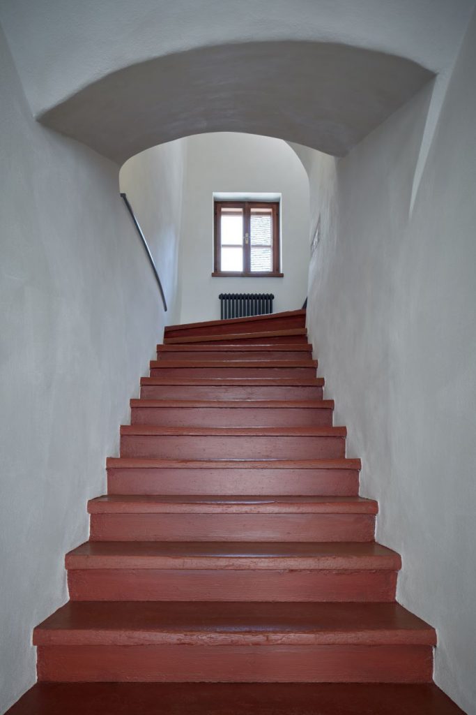 Pohľad na historické schody v dome v Krumlove.