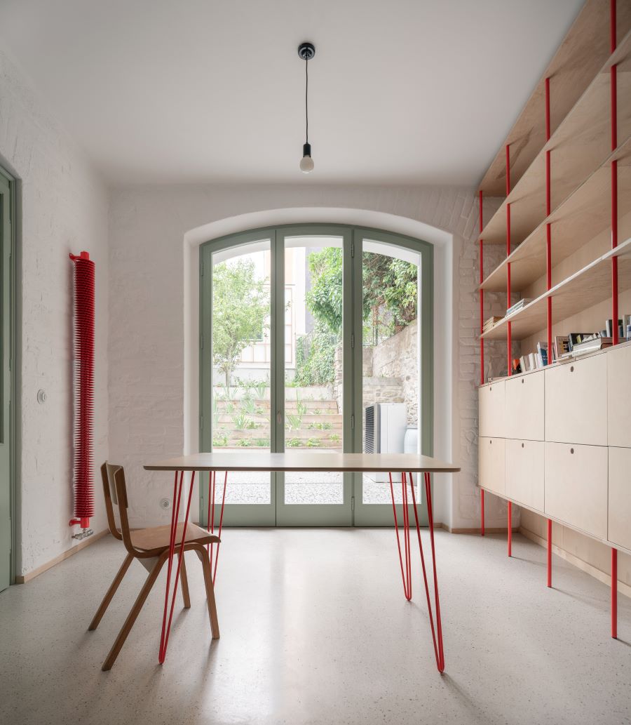 Väčšina nábytku vznikla podľa autorského návrhu architektov. 