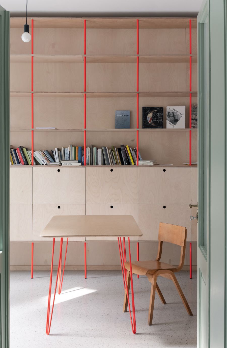 Väčšina nábytku vznikla podľa autorského návrhu architektov. 