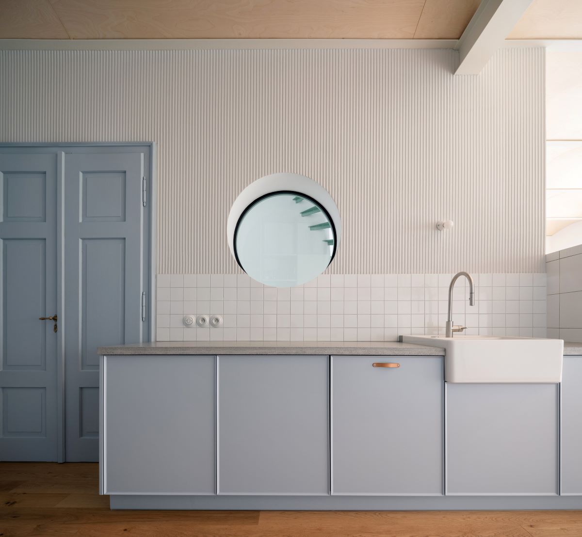 Väčšina nábytku vznikla podľa autorského návrhu architektov. 