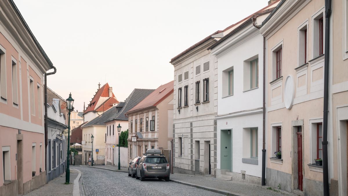 Rodinný dom v radovej zástavbe je súčsťou historického centra mesta.