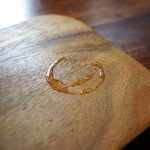 Detail stopy po mokrom pohári na dreve.