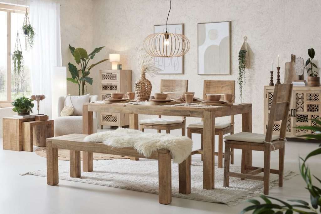 Pohľad na jedálenský stôl so stoličkami v interiéri.