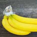 Banány so stopkami zabalenými vo fólii.