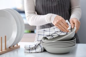 Jednoduchý trik pomôže zbaviť kuchynské utierky odolných škvŕn. Zaberie vám menej ako päť minút (návod)
