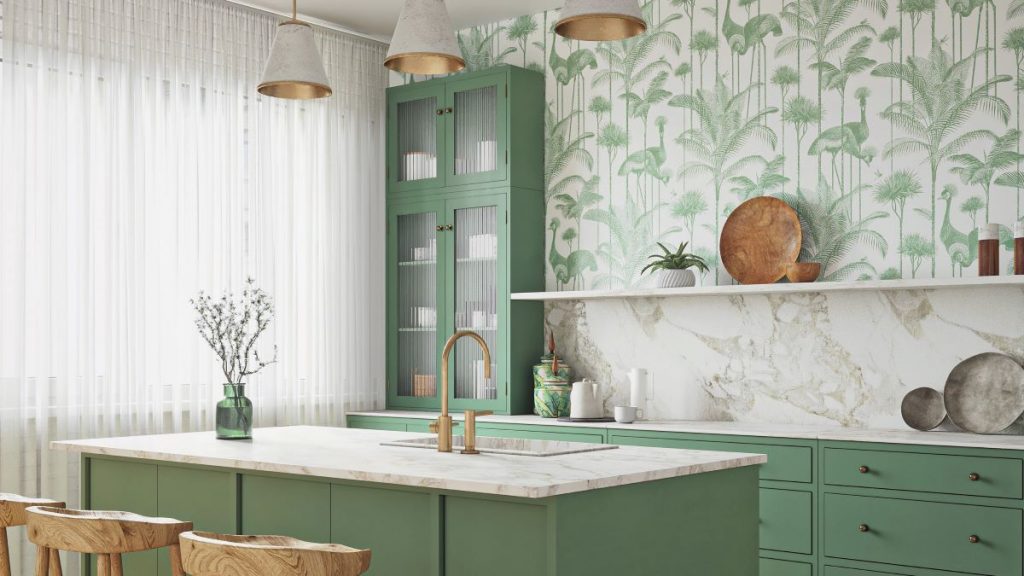 Kuchyňa v zeleno-bielej kombinácii s tropickou tapetou.