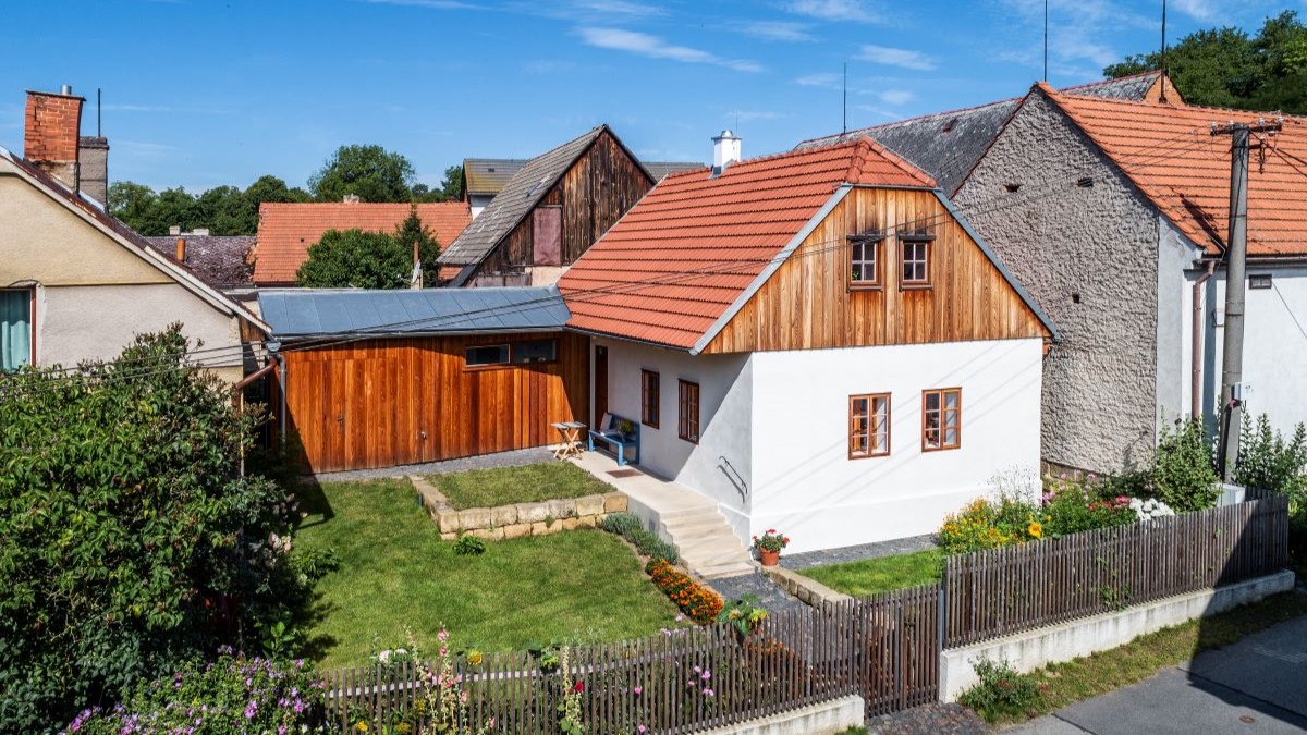 Vidiecky dom z 19. storočia sa nový majiteľ rozhodol prerobiť z "chalupy" na trvalo obývaný domov.