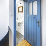 Otvorené modré dvere do kúpeľne.