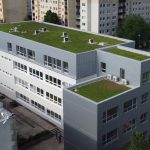 Základná škola v Devínskej Novej Vsi so zelenou strechou,